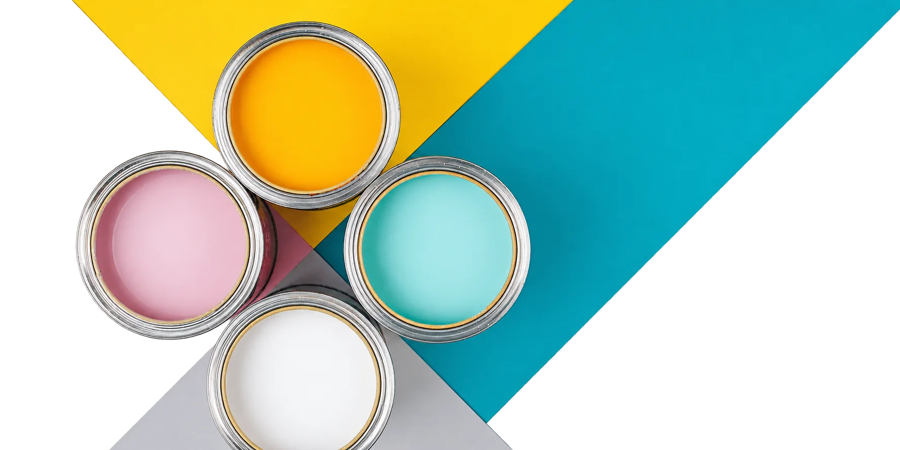 Vue du dessus de quatre pots de peinture ouverts, jaune orangé, rose, turquoise et blanc, posés sur un fond géométrique rose, jaune et bleu.