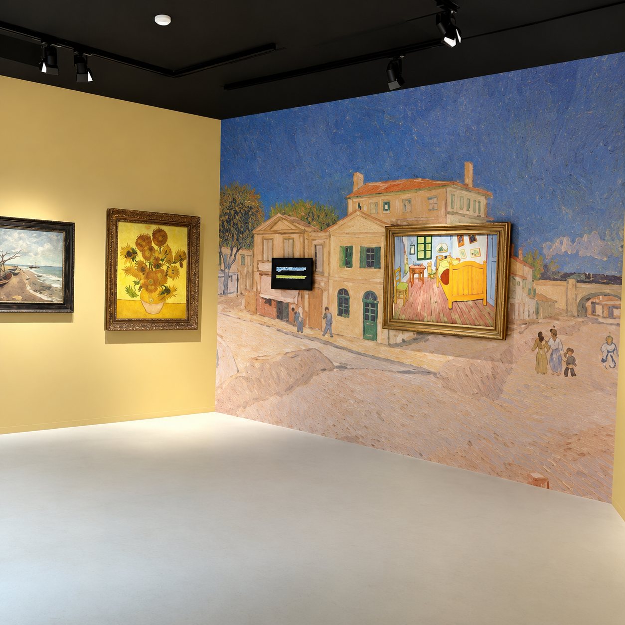 Salle d'exposition aux murs jaunes et à la fresque d'une rue, ornée de reproductions encadrées des Tournesols et de la Chambre de Van Gogh.